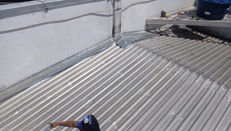 Reforma no telhado do O Boticário 2